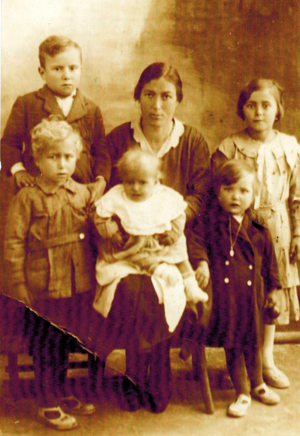 Addolorata Vata DELLA LUNA (1904) con alcuni figli
